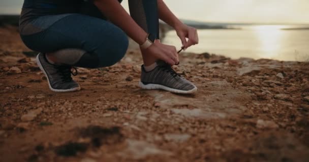 Бегунья завязывает шнурки и готовится к пробежке на открытом воздухе — стоковое видео