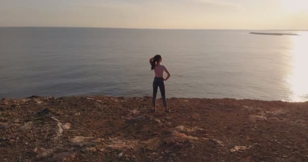 360 grader antenn syn på kvinna tittar på havet efter träning — Stockvideo