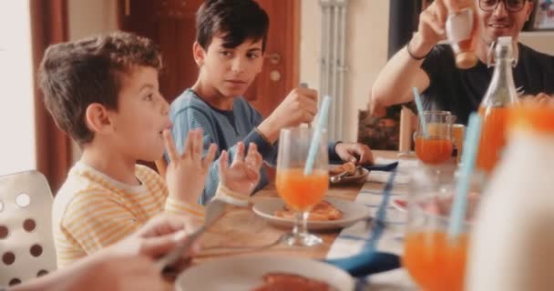 Lycklig familj med barn som har roligt äter frukost tillsammans — Stockvideo