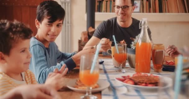 Família feliz tomando café da manhã juntos pela manhã — Vídeo de Stock