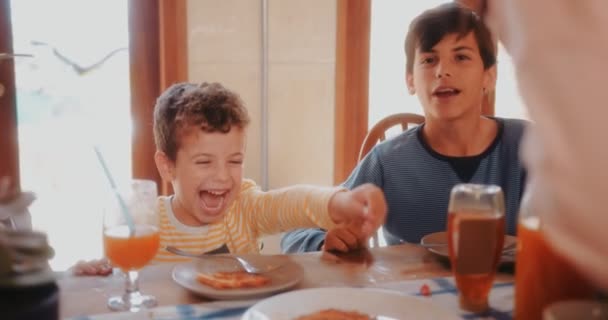 Junge hat Spaß beim gesunden Frühstück mit der Familie — Stockvideo
