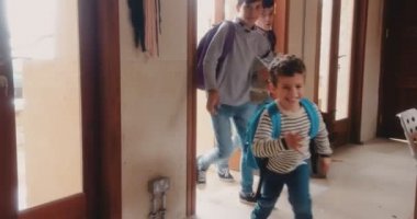 Okul çantalı çocuklar okuldan eve dönüyorlar.