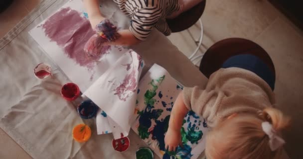 Vista superior de las niñas pintando con acuarelas — Vídeo de stock
