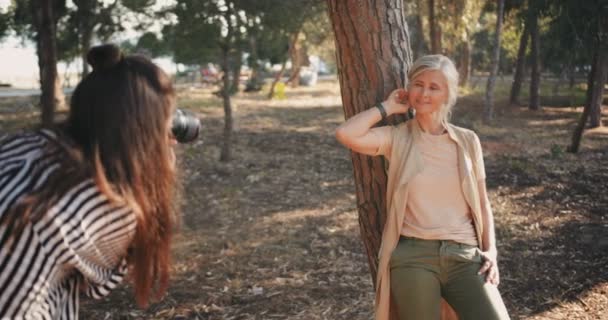 Modelo de moda femenina madura posando en la naturaleza para sesión de fotos — Vídeos de Stock