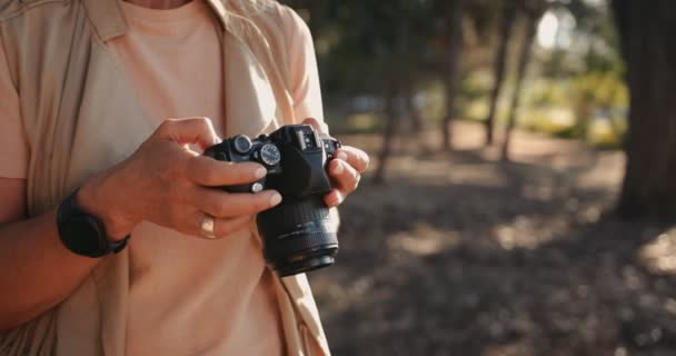 DSLR 카메라를 사용하고 사진을 보는 선임 여성 — 비디오