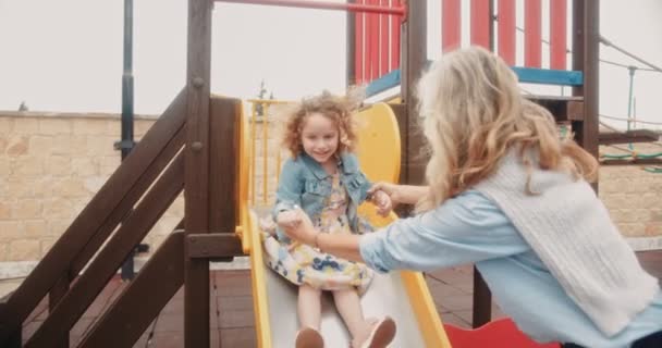 Glückliche Oma und Enkelin haben Spaß auf dem Spielplatz — Stockvideo
