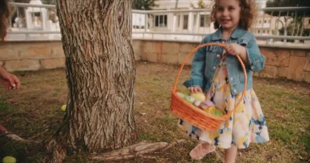 Nonna e nipotina si divertono con la caccia alle uova di Pasqua — Video Stock