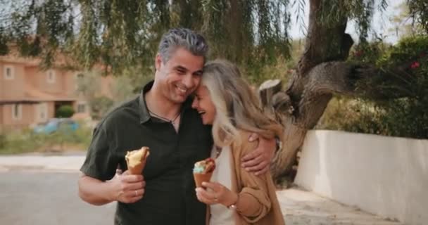 Feliz pareja madura multiétnica comiendo helado en primavera — Vídeos de Stock