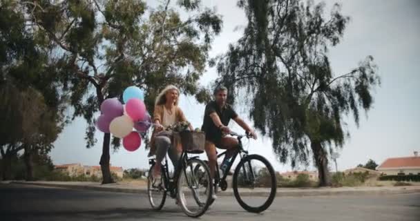 Romantique multi-ethnique couple mature à vélo ensemble au printemps — Video