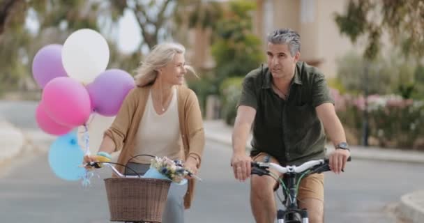 Feliz maduro casal ter diversão ciclismo juntos no romântico data — Vídeo de Stock