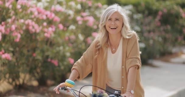 Старшая женщина на велосипеде и отдых в парке весной — стоковое видео