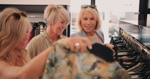 Senior amiche che si divertono a fare shopping insieme nel negozio di vestiti — Video Stock