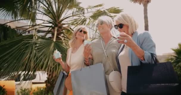 Mature women shopping and eating ice cream in the city — Stock Video
