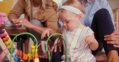 Çok nesildir aile yerde kızlarla ve oyuncaklarla oynuyor.