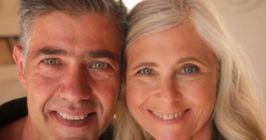 Olgun erkek ve kadınların yeşil gözlü yüzlerini yakından çek.