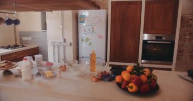 Modern mutfak tezgahına konan pişirme malzemeleri.