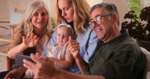 Улыбаясь семейному отдыху трех поколений дома и видеозвонкам на смартфоне — стоковое видео