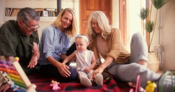 Älskade morföräldrar och mor leker med liten flicka hemma — Stockvideo