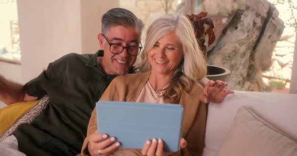 Soțul în vârstă și soția apelând video folosind tableta acasă — Videoclip de stoc