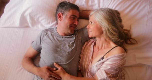 Romantique mature couple relaxant et couché dans lit — Video