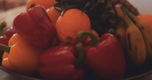 Frisches Obst und Gemüse in der Schüssel zu Hause — Stockvideo