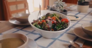 Kırsal Akdeniz restoranında taze salata ve sebze çorbası servis ediliyor.