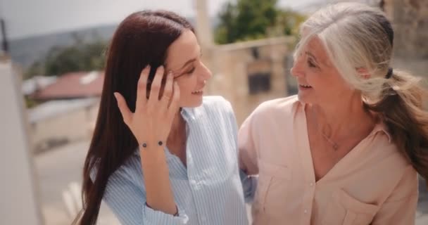 Volwassen moeder en volwassen dochter lopen en praten samen — Stockvideo