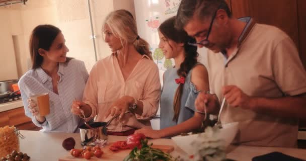 Famille rendant visite aux grands-parents et cuisinant ensemble un repas sain — Video