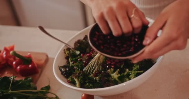 Frau macht Salat mit frischem Granatapfel und Gemüse — Stockvideo