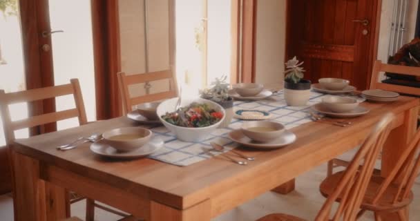 Стол со здоровым питанием подается дома на семейный обед — стоковое видео