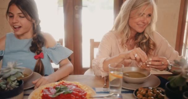 Mujer feliz almorzando con familia multigeneracional en casa rústica — Vídeo de stock