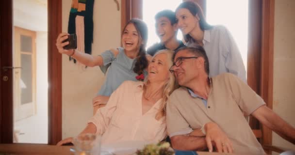 Glückliche multiethnische Familie mit Großeltern, die Selfies mit dem Smartphone machen — Stockvideo