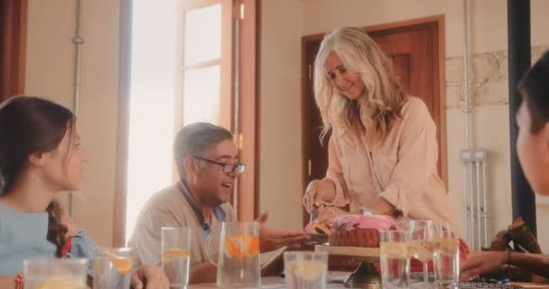 Mormor serverar hembakad tårta med glasyr efter familjemiddag — Stockvideo