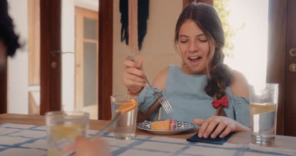 Gelukkig tiener meisje eten taart voor dessert thuis — Stockvideo