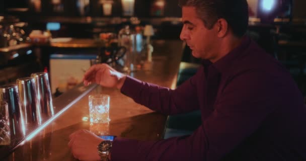 Mature homme attendant au bar et regardant la montre — Video