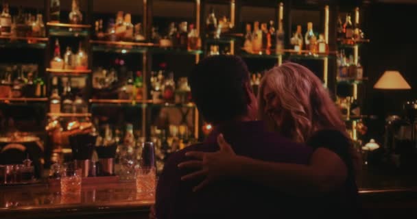 Reif pärchen auf romantisch datum sitzen auf bar counter — Stockvideo