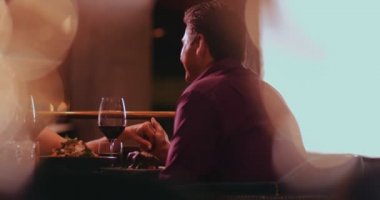 Olgun koca, romantik bir akşam yemeğinde eşlerini öper.