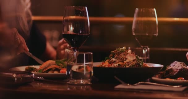 Férfiak és nők ínyenc vacsorát esznek a fine dining étteremben — Stock videók