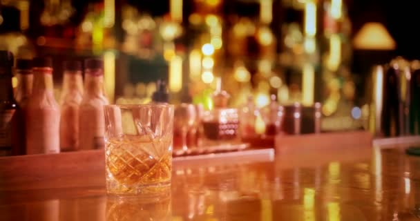 Whiskey jéggel, retro üvegben a bárpulton. — Stock videók