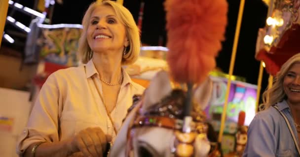 Šťastné senioři přátelé baví na cestování karneval jízda — Stock video