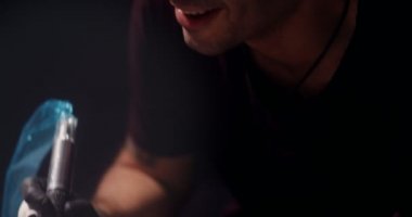 Dövme ustası müşterilerin vücuduna dövme yaparken eğleniyor