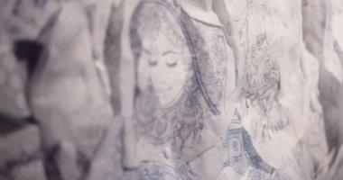 Dövme sanatçılarının atölye duvarında tasarım ve çizimler