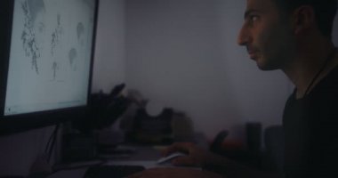 Bilgisayar kullanan ve dövme tasarlayan profesyonel dövme sanatçısı