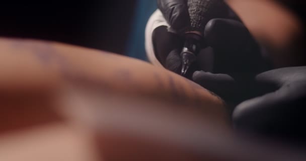 Tatuaje maestro tatuaje con tinta en la piel de los clientes en el estudio — Vídeos de Stock