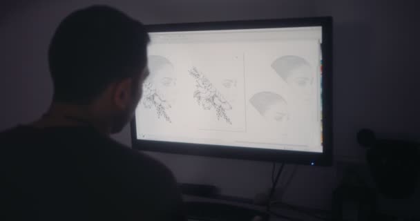 Diseñador gráfico concentrado usando computadora y trabajando en dibujo — Vídeos de Stock