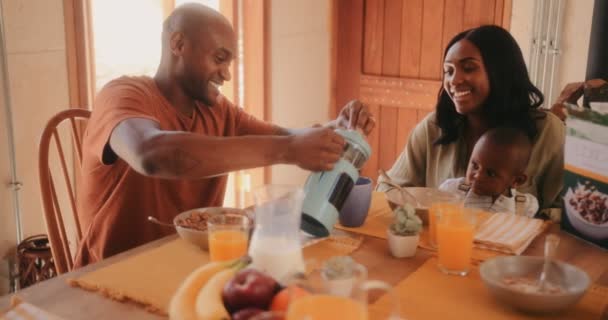 Familia feliz desayunando en casa por la mañana — Vídeos de Stock