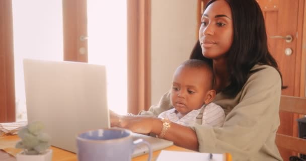 Ondernemer moeder met baby zoon runnen online business from home — Stockvideo