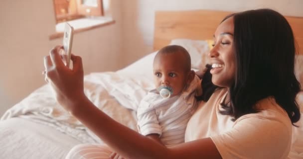 Matka s dítětem syn video chatování na smartphone doma — Stock video