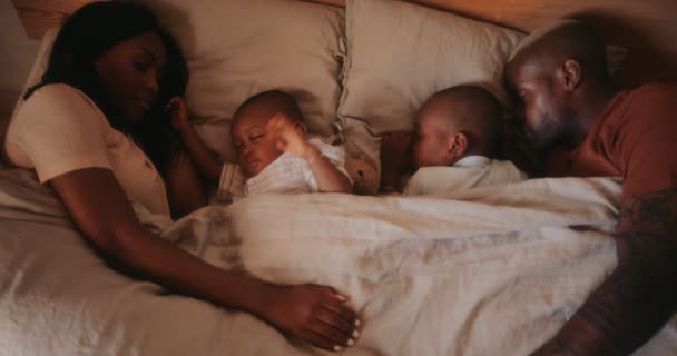 Семья с двумя сыновьями дремлет в полдень — стоковое видео