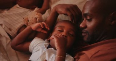 Oğulları olan aile sabahları yatakta uyanır.